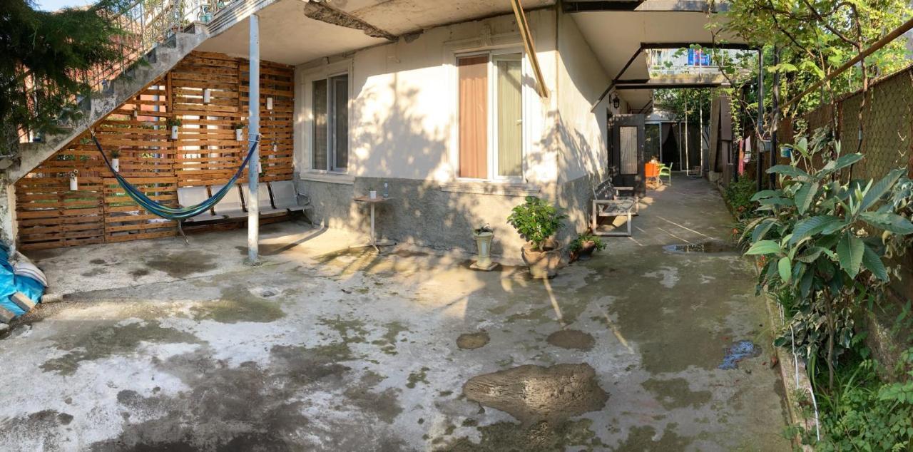 Guest House Barbi バトゥーミ エクステリア 写真