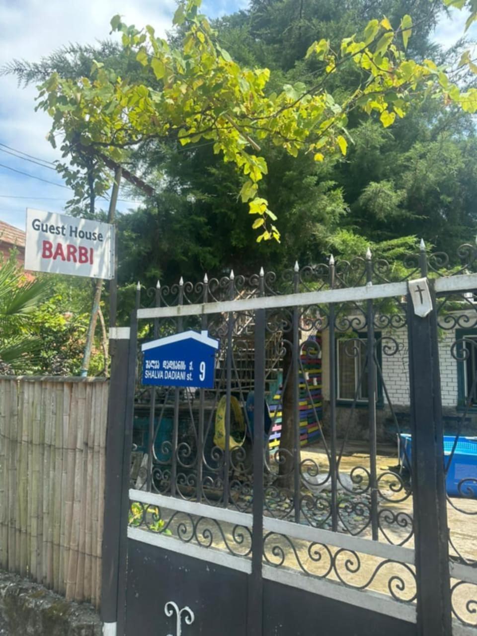 Guest House Barbi バトゥーミ エクステリア 写真